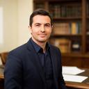 Abogado en su despacho de Xirivella, junto a una biblioteca jurídica y documentos de trabajo